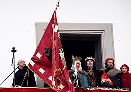 Momento en que el concejal Valero tremola el pendón castellano.