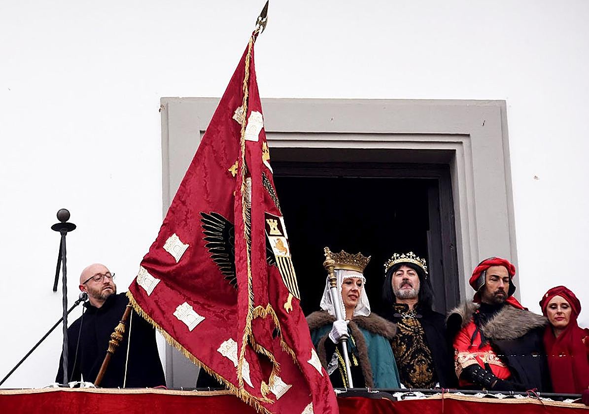 Momento en que el concejal Valero tremola el pendón castellano.