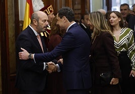 El presidente del Senado, Pedro Rollán, saluda al presidente de la Junta de Andalucía, Juanma Moreno, a su llegada al acto institucional por el Día de la Constitución.
