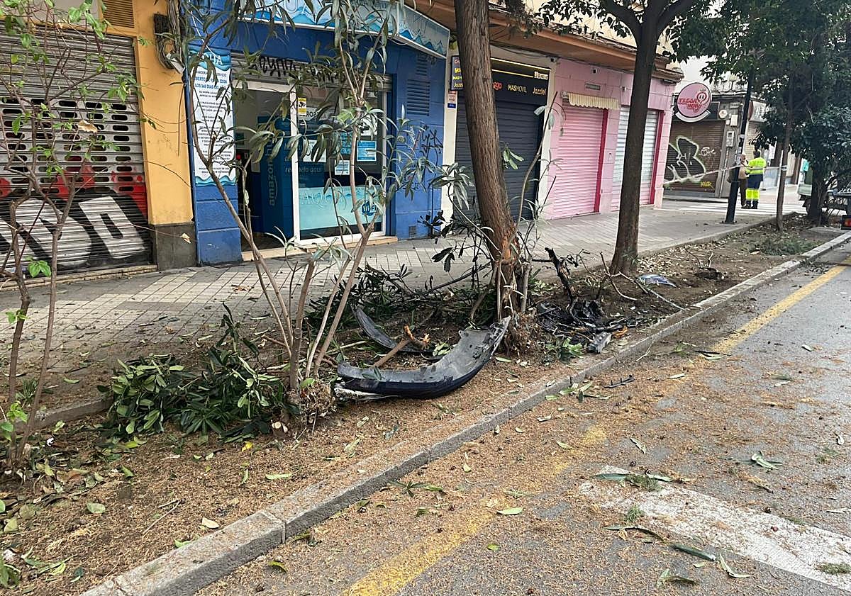 Imagen principal - Un herido tras chocar su coche contra un árbol en Camino de Ronda