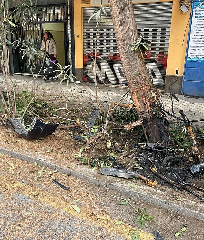 Imagen secundaria 2 - Un herido tras chocar su coche contra un árbol en Camino de Ronda
