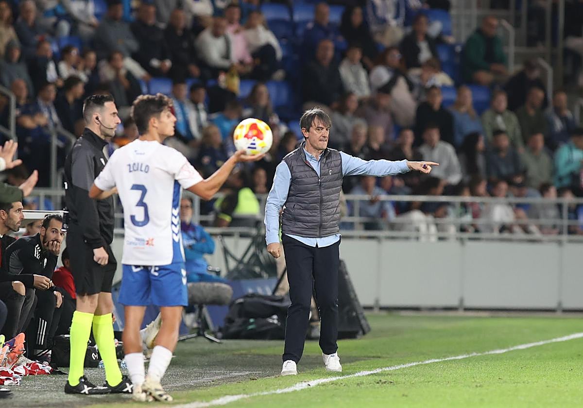 Pacheta da instrucciones en el Heliodoro Rodríguez López.