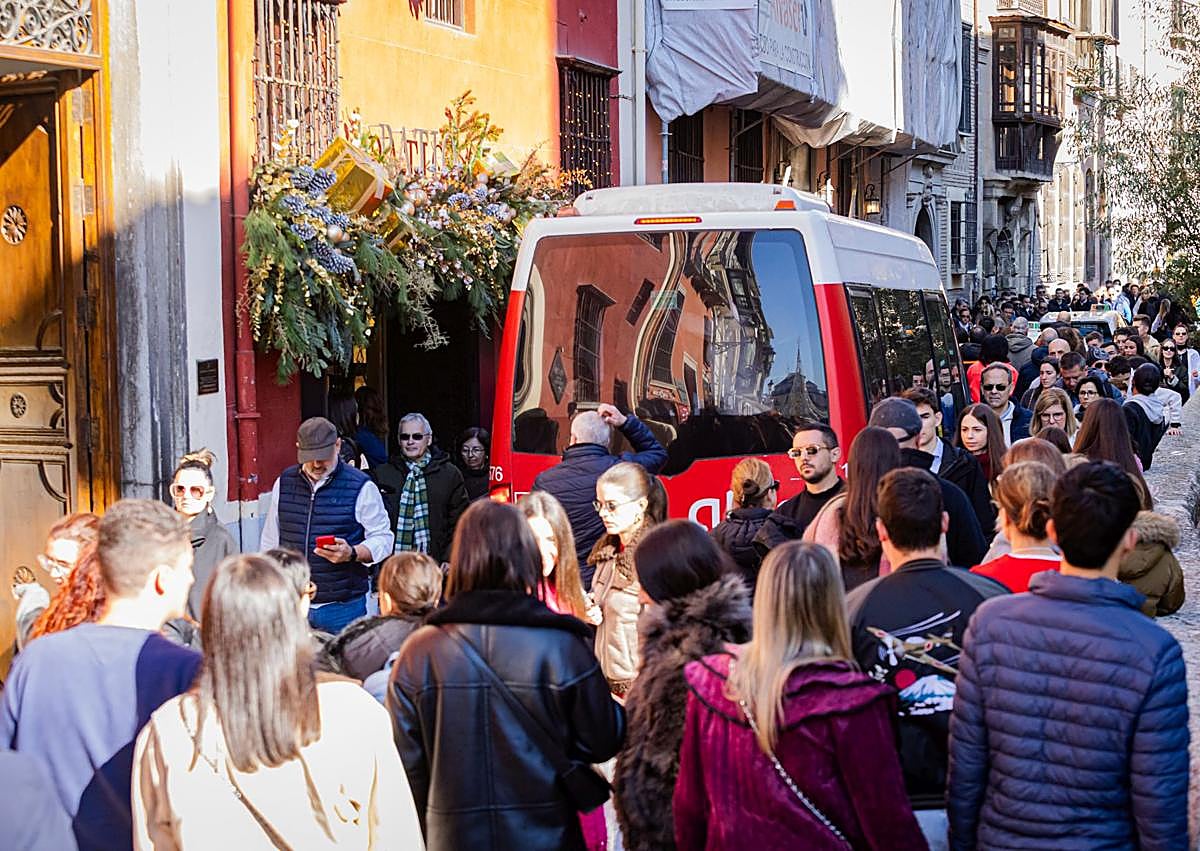 Imagen secundaria 1 - Vista de la Alhambra desde el Paseo de los Tristes y diferentes momentos de la Carrera del Darro, este domingo.