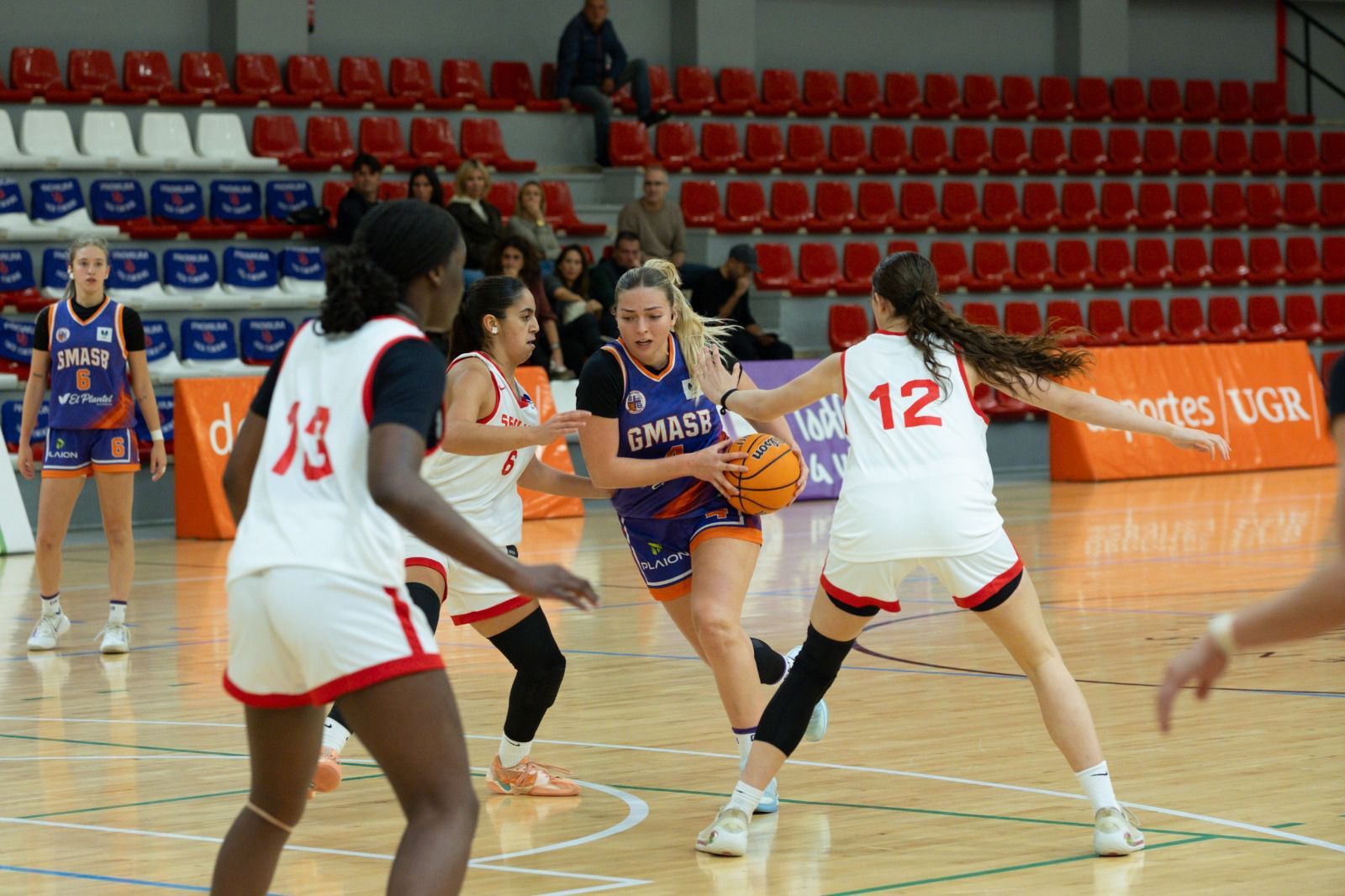 Una acción de ataque del Plantel GmasB en la Liga Femenina 2.