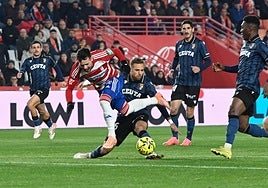 Arnaiz cae ante una entrada rival.