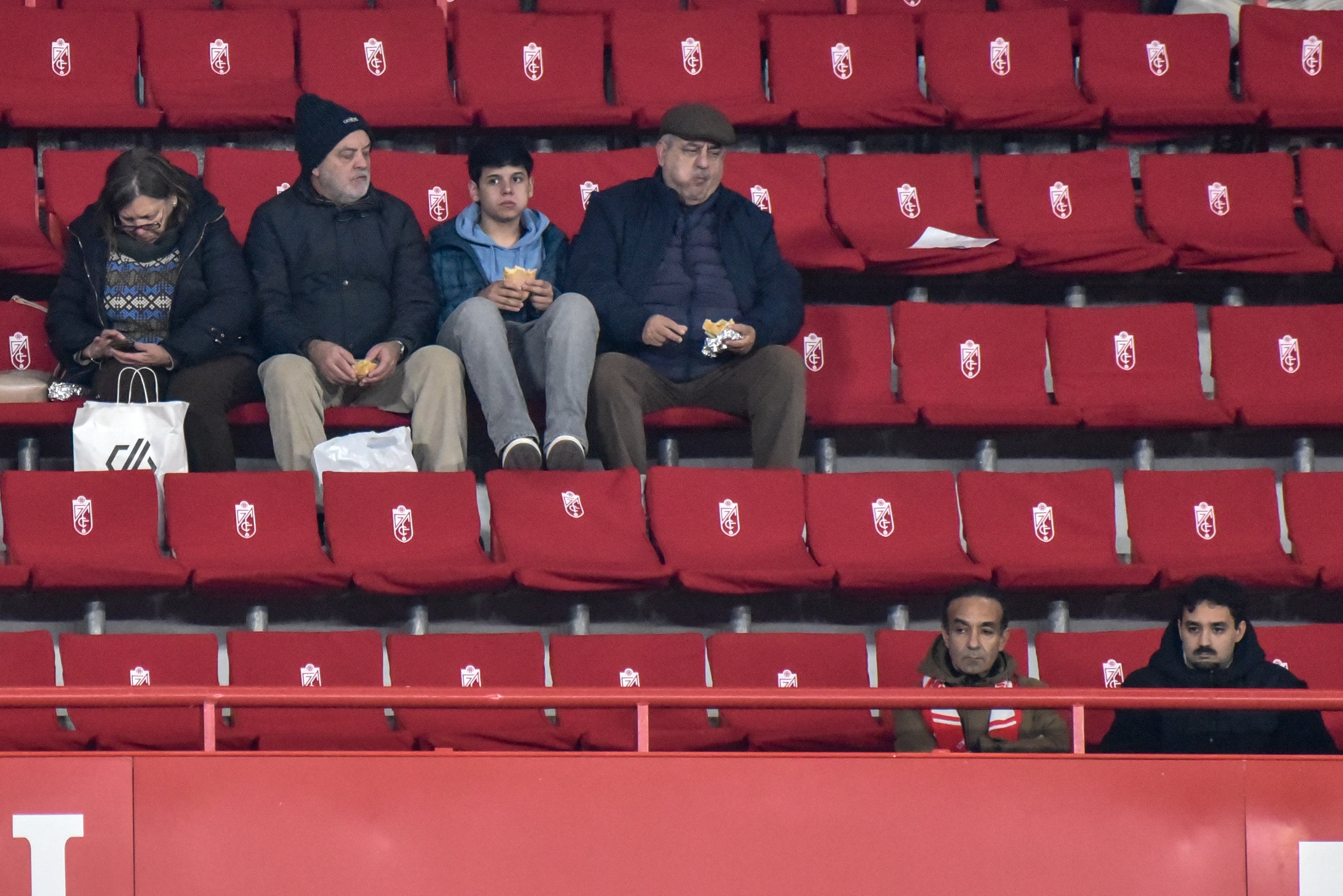 Encuéntrate en la grada del Granada-Ceuta