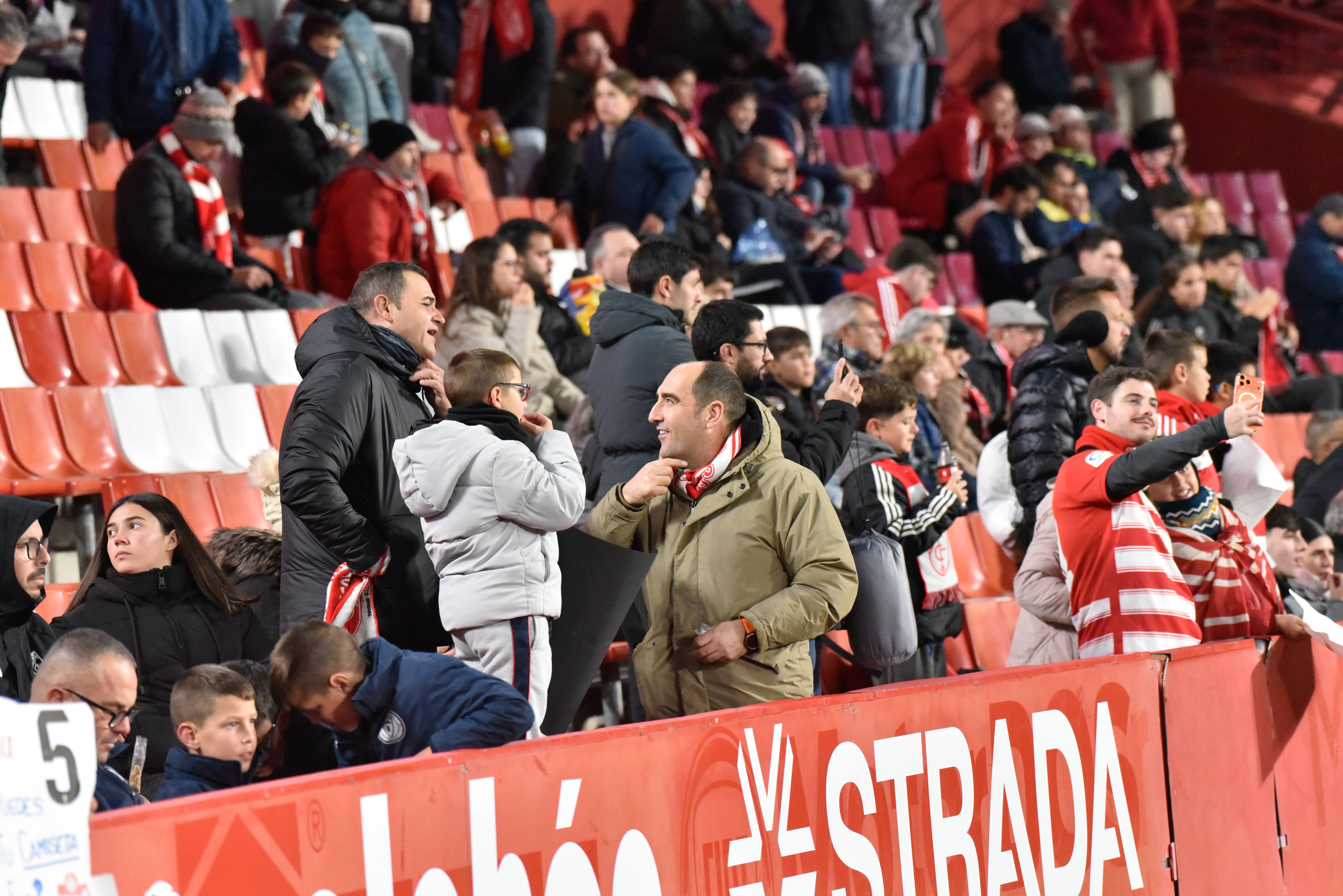 Encuéntrate en la grada del Granada-Ceuta