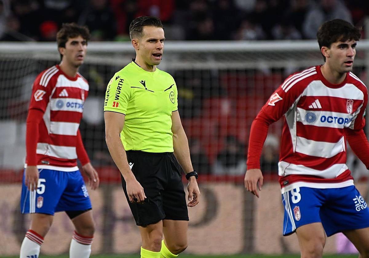 El colegiado Carlos Muñiz, durante el partido en Los Cármenes.