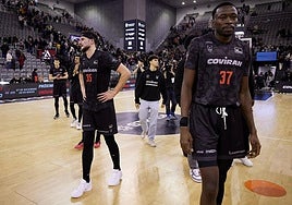 Decepción en los jugadores granadinos, con Hankins y Brimah en primer plano.