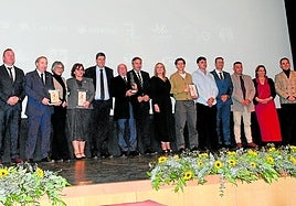 Las personas distinguidas posan con directivos de la asociación en el Teatro Mira de Amescua.
