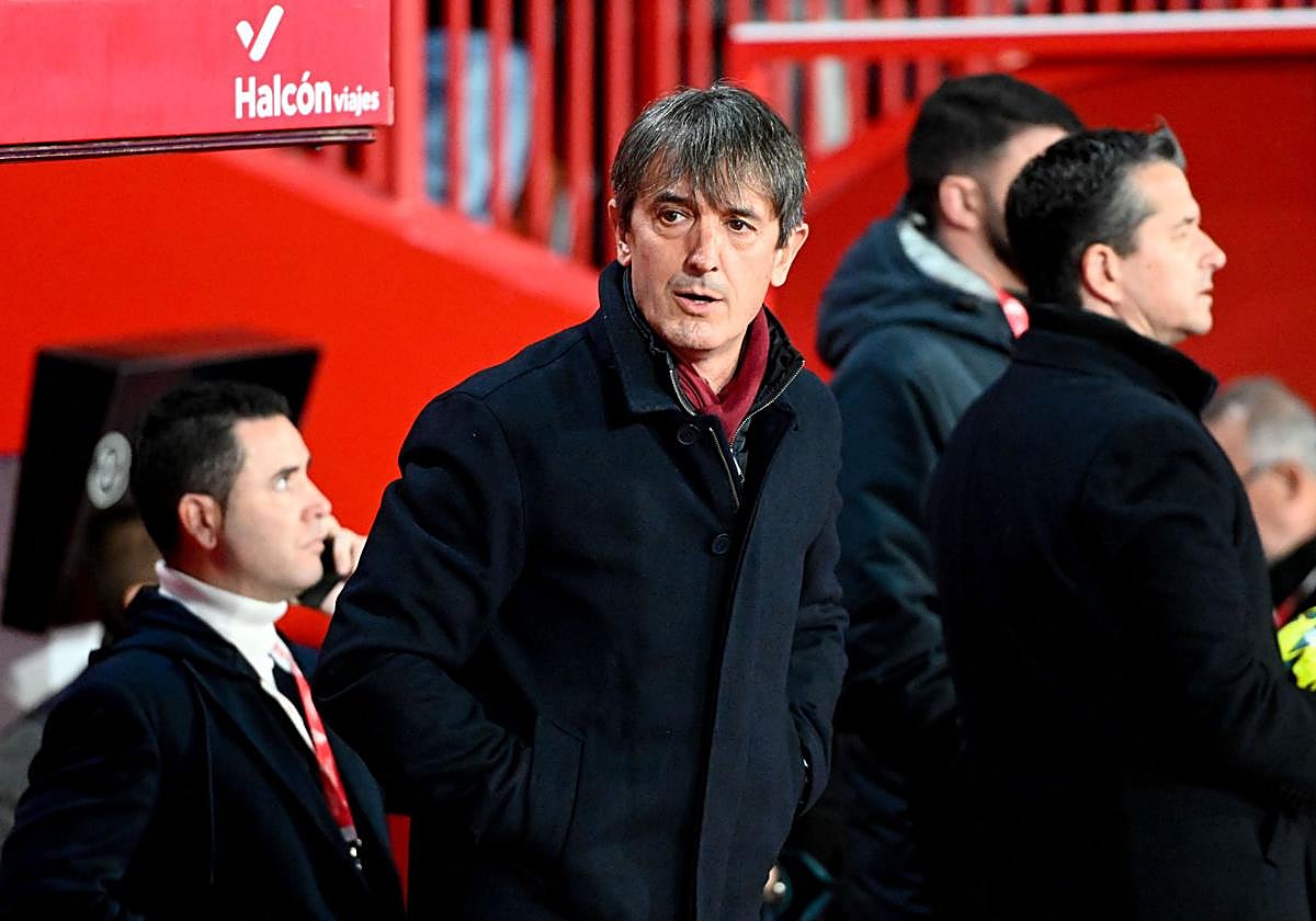El entrenador Pacheta, en el banquillo durante el encuentro del Granada contra el Ceuta.