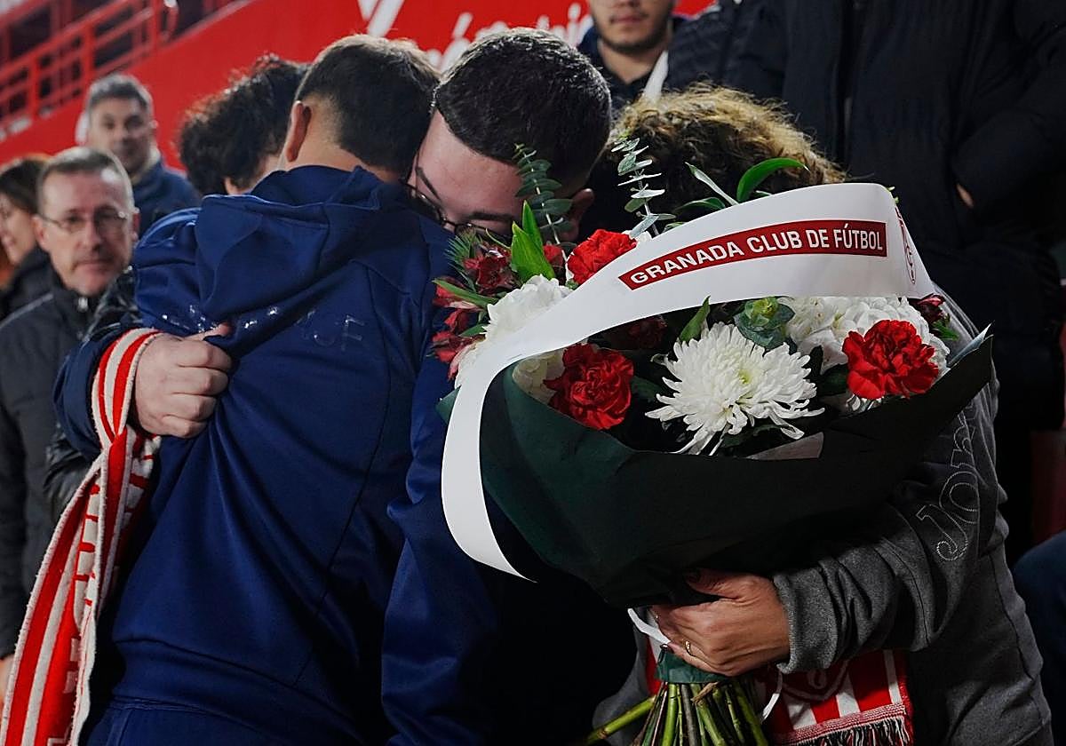 Rodelas entrega una corona de flores a los familiares y amigos de Ventura.