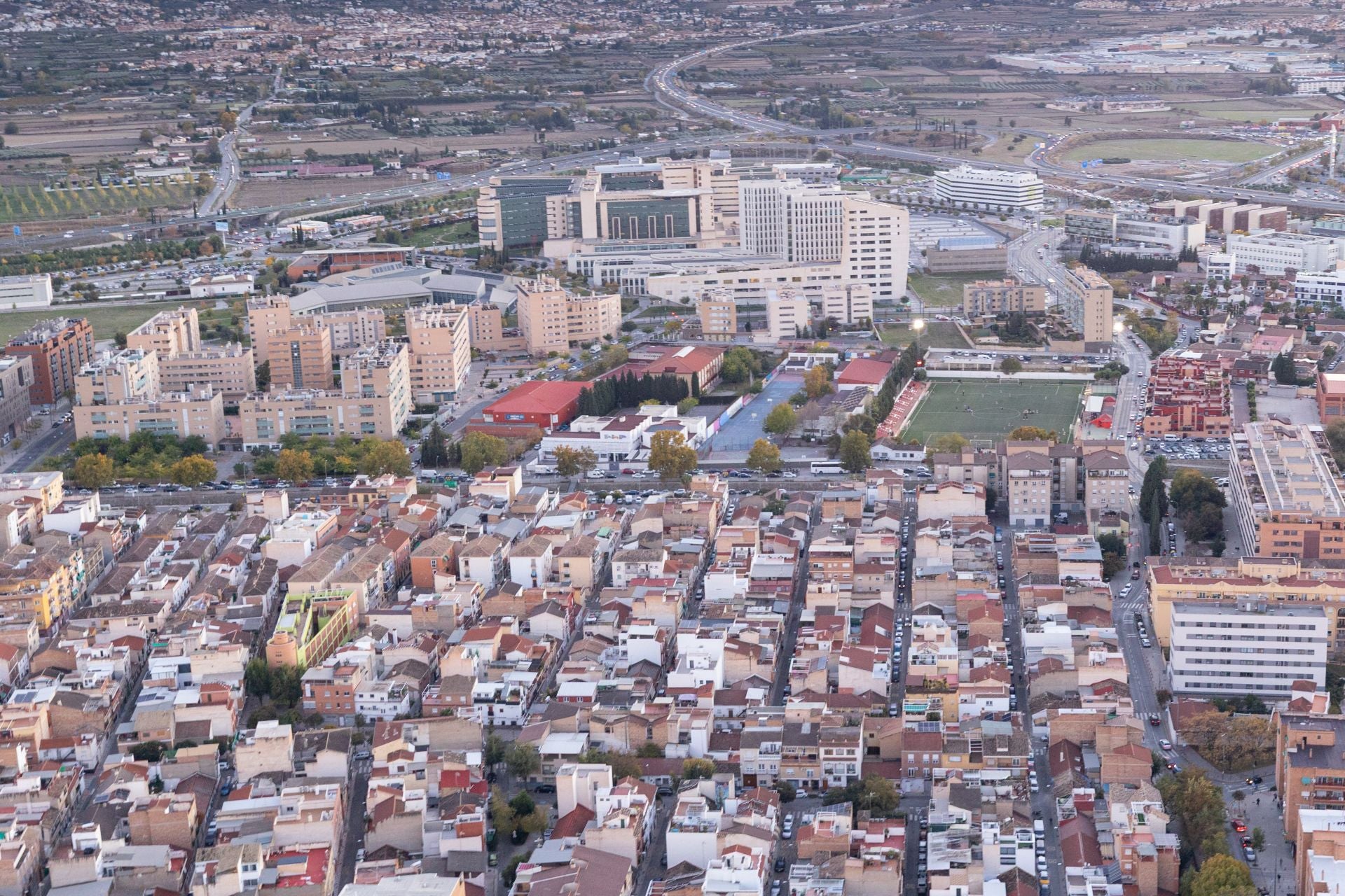 De Los Cármenes a Sierra Nevada: así se ve Granada desde el aire en helicóptero