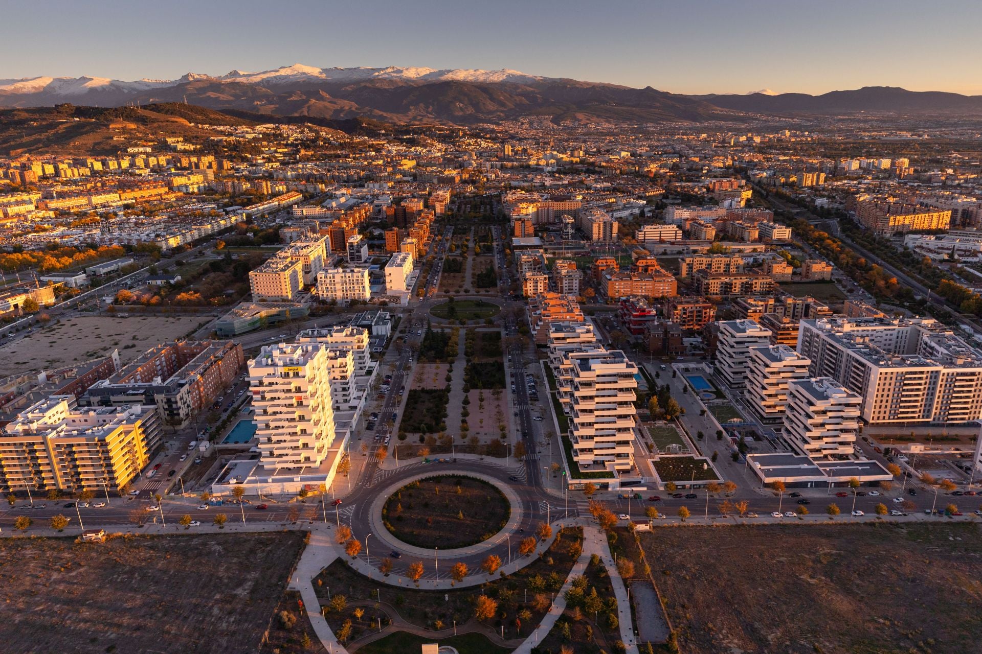 De Los Cármenes a Sierra Nevada: así se ve Granada desde el aire en helicóptero