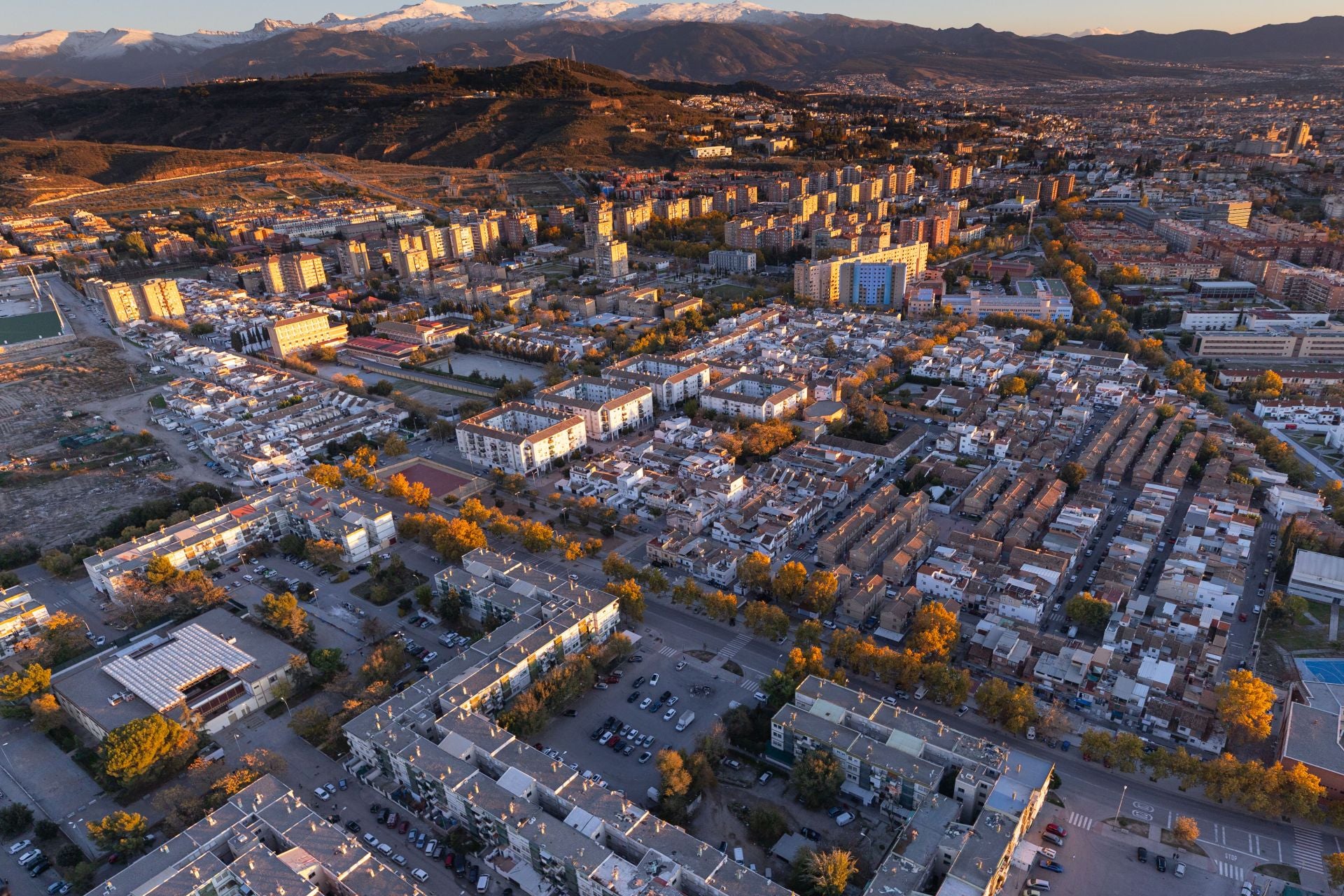 De Los Cármenes a Sierra Nevada: así se ve Granada desde el aire en helicóptero