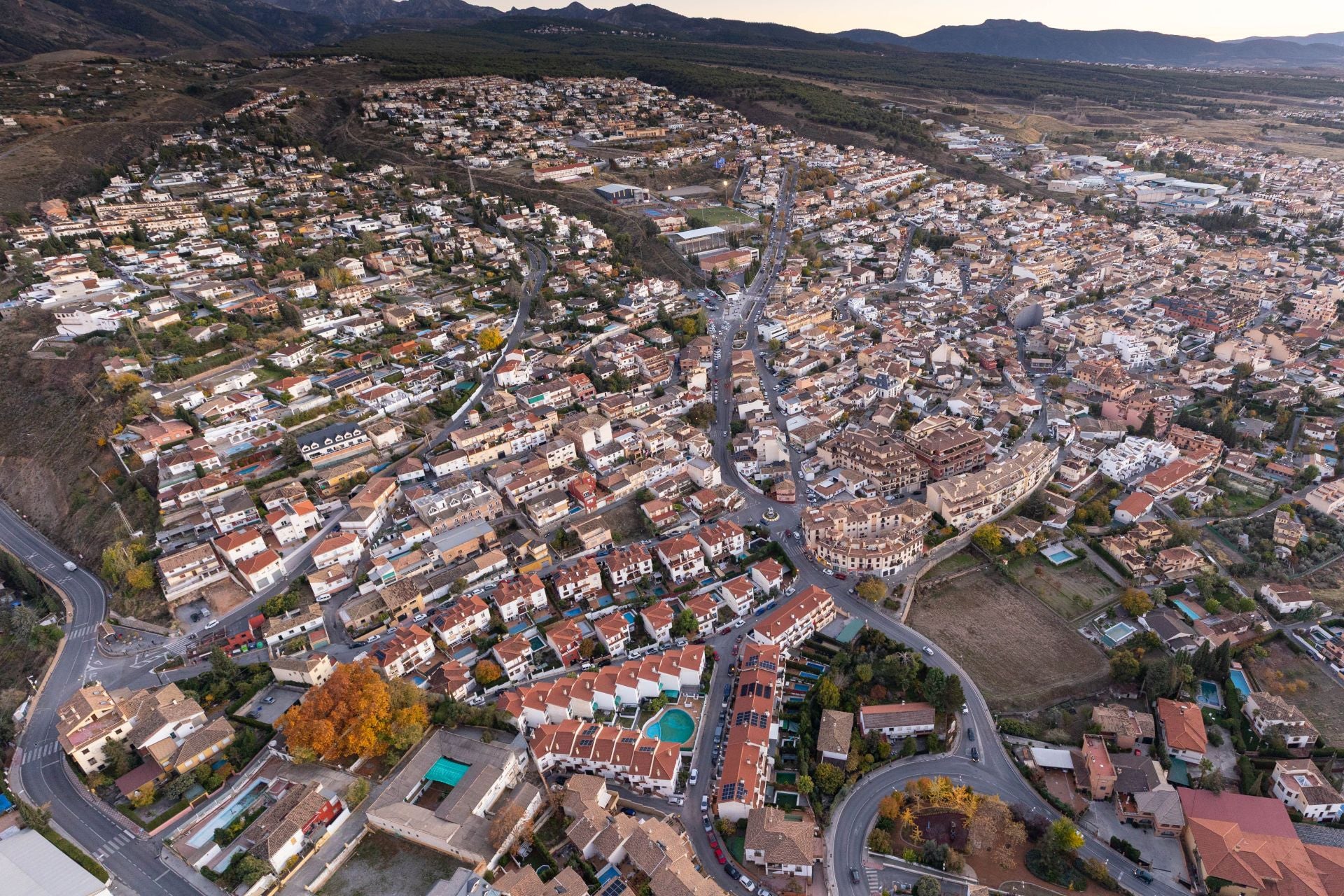 De Los Cármenes a Sierra Nevada: así se ve Granada desde el aire en helicóptero
