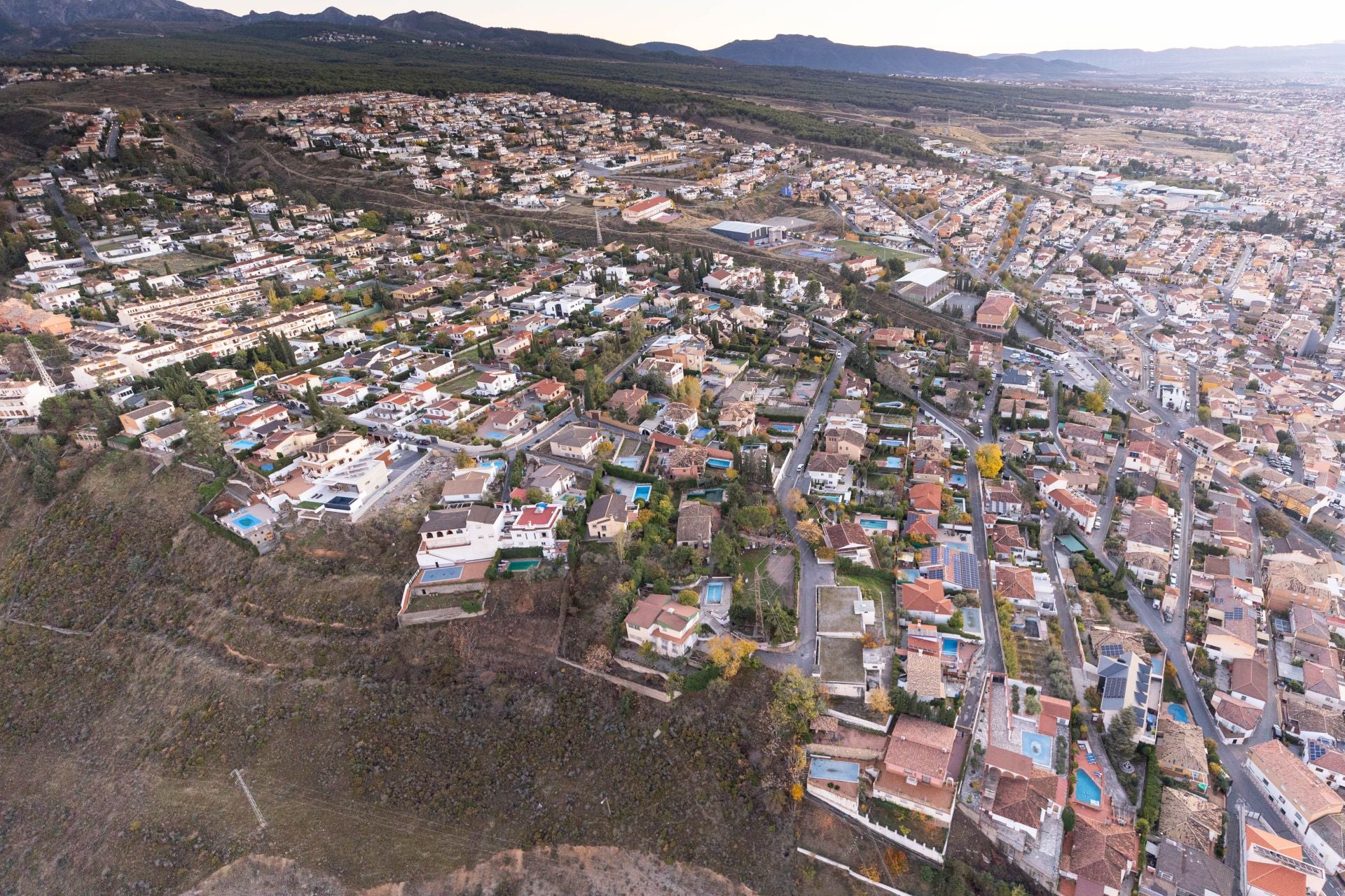 De Los Cármenes a Sierra Nevada: así se ve Granada desde el aire en helicóptero