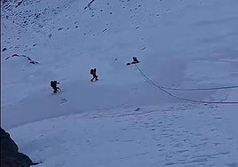 Senderistas en los alrededores de la Laguna de la Mosca en otro rescate reciente (Archivo).