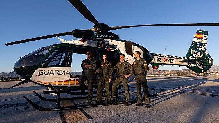 Miembros de la Unidad aérea de la Guardia Civil de Granada junto a la nueva aeronave.