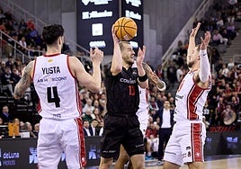 Matt Thomas tuvo que generar juego, aquí muy vigilado.