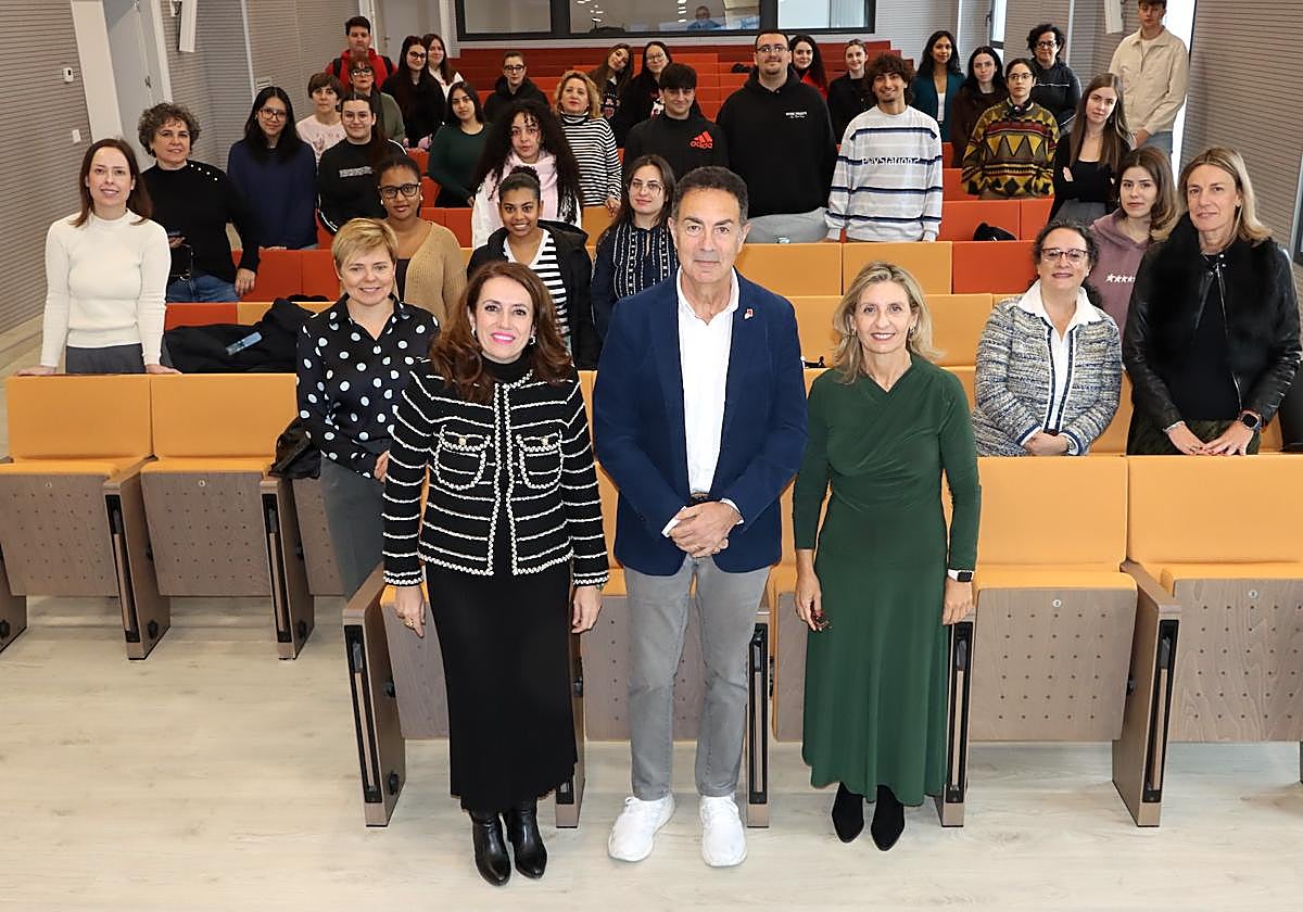 En el centro, Miguel Lorente, antes de impartir su conferencia.