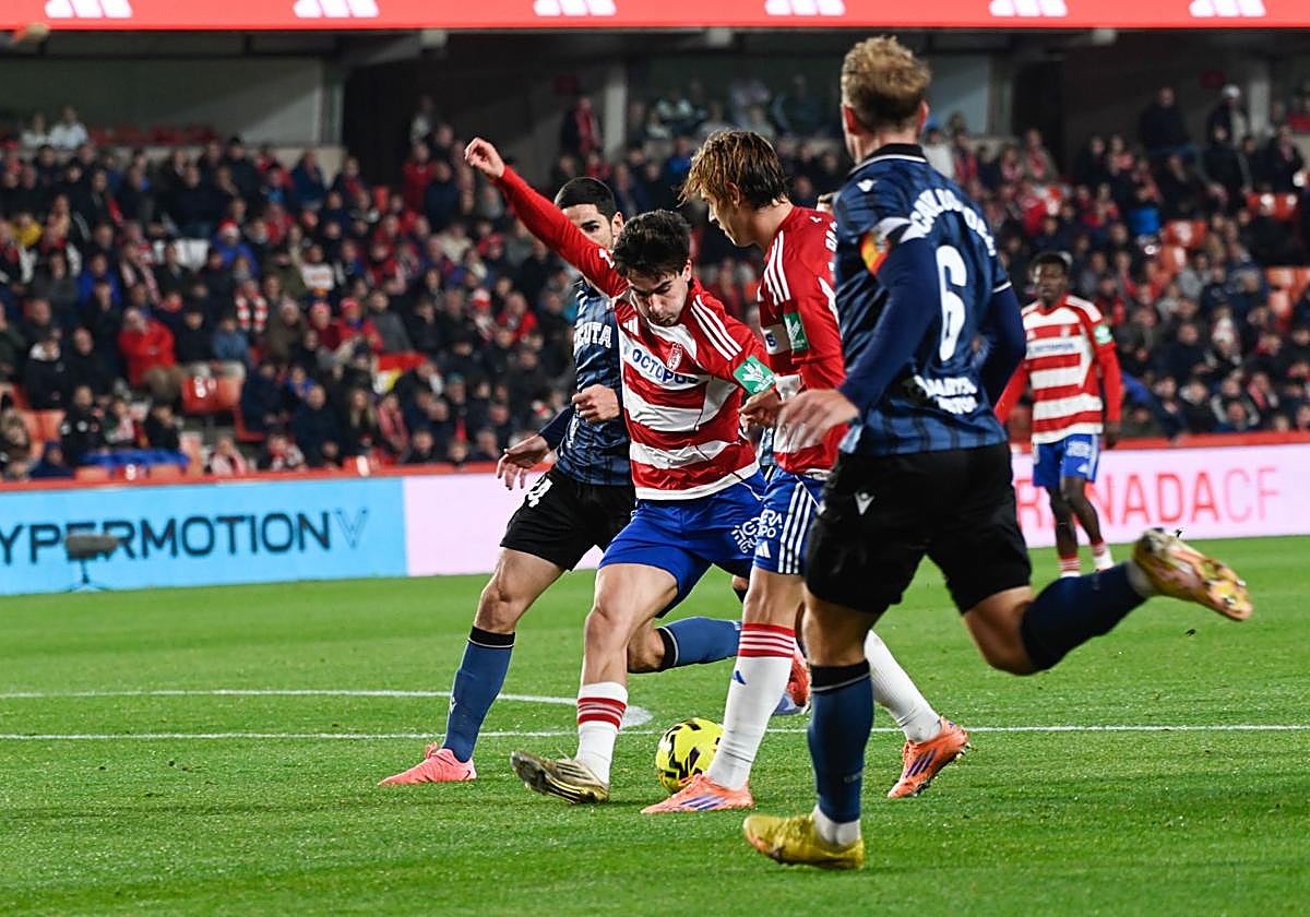 El rojiblanco Pedro Alemañ dispara en la jugada del gol ante el Ceuta.