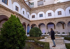Claustro del Convento de los Dominicos con arcos de medio punto.