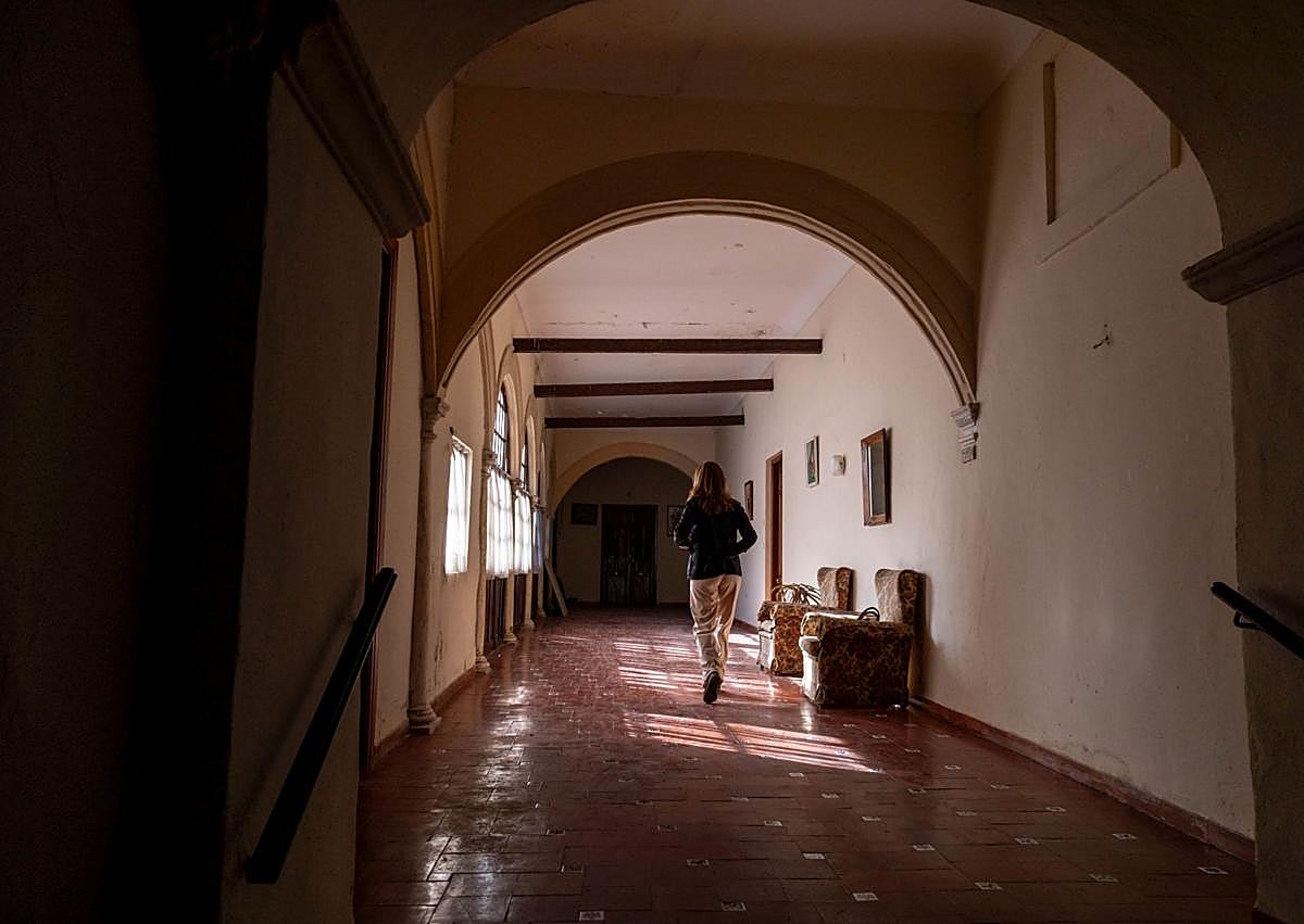 Imagen secundaria 1 - Arriba, claustro. Aabajo, corredor y cartel de la restauración. 
