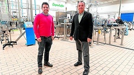 José Espadafor, y su hijo José Miguel, en las instalaciones de la fábricar.