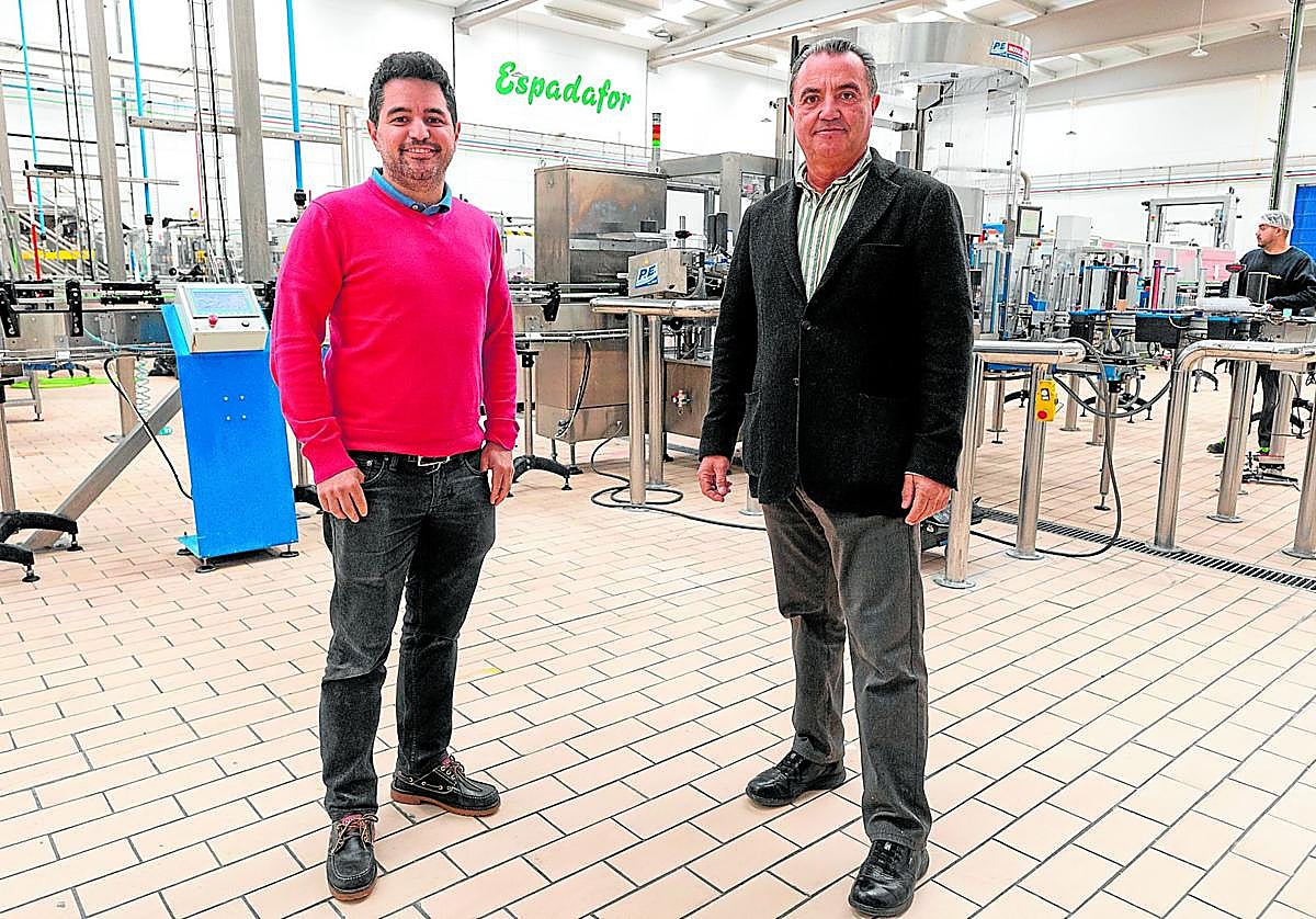 José Espadafor, y su hijo José Miguel, en las instalaciones de la fabricar.