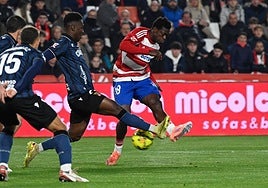 Oscar arma un disparo de zurda contra el Ceuta.