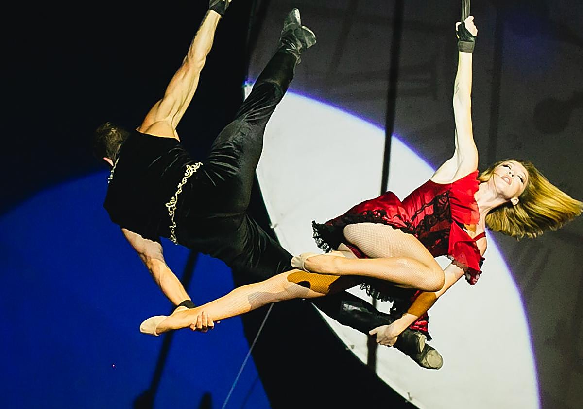 Imagen principal - El Circo Encantado aterriza en Granada: un clásico navideño para disfrutar en familia