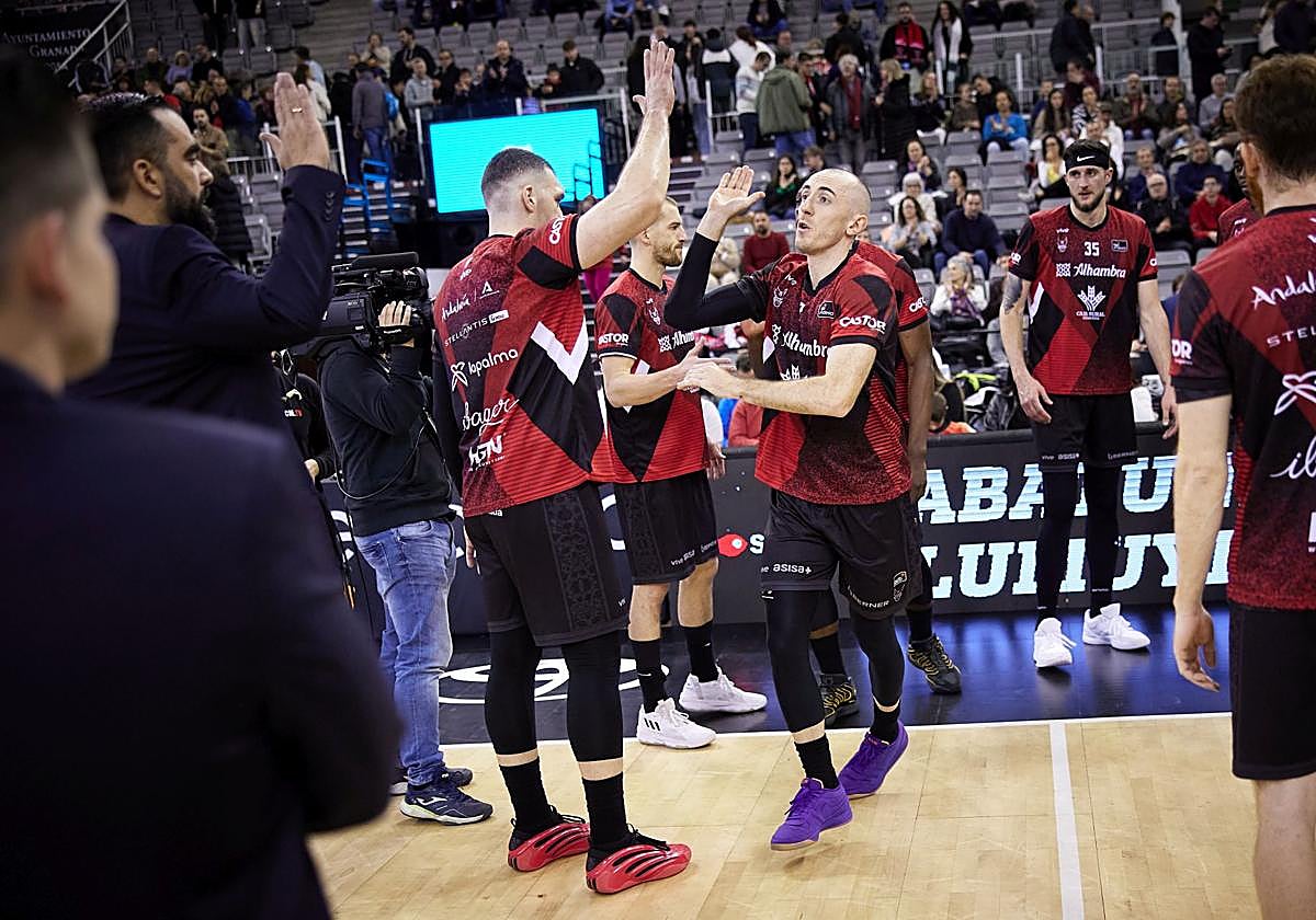 Los jugadores del Covirán, durante la presentación del equipo antes de jugar con el Casademont Zaragoza.