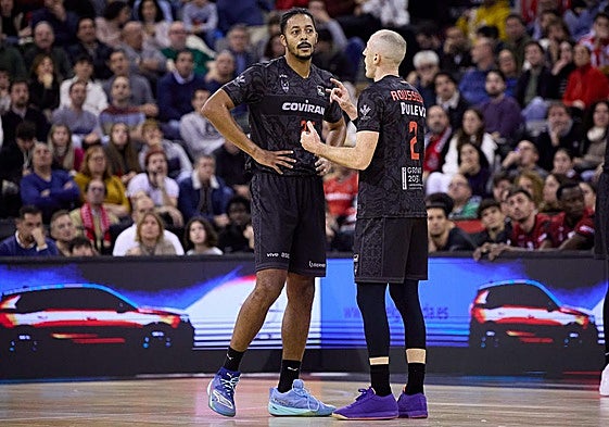 El capitán Jonathan Rousselle da indicaciones a Howard, flamante fichaje.