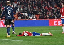 José Arnaiz se queda tendido sobre el césped tras una ocasión contra el Ceuta.