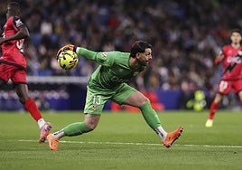 Augusto Batalla juega un balón con la mano durante un partido reciente del Rayo Vallecano.