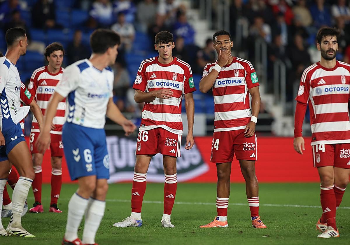 Los rojiblancos Flores y Loïc hablan en una jugada a balón parado ante el Tenerife en Copa.