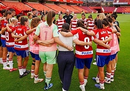Piña del Granada femenino en Los Cármenes tras perder con el Levante Badalona esta temporada.