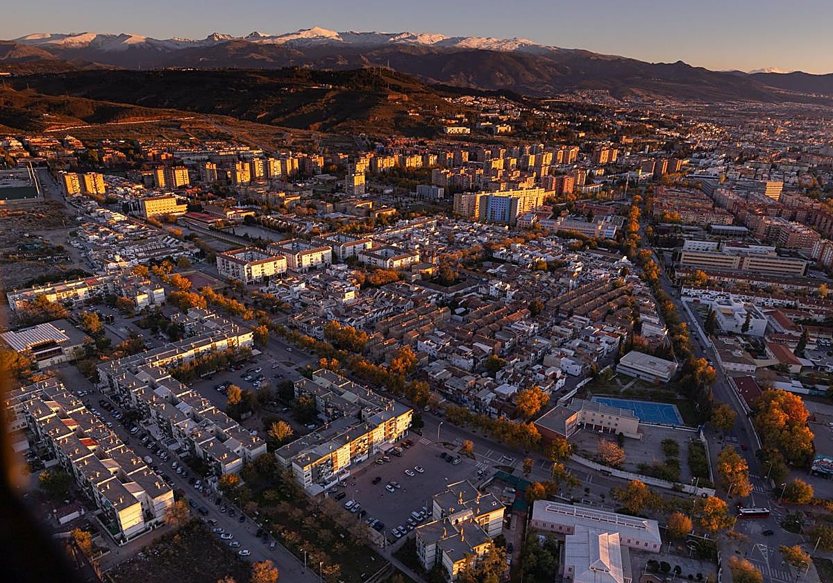 De Los Cármenes a Sierra Nevada: así se ve Granada desde el aire en helicóptero
