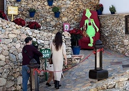 La Garnatilla ya luce su espectacular decoración navideña.