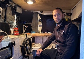 Cristóbal Fernández, en su barco de pesca.