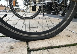 Las ruedas de unas bicicletas.