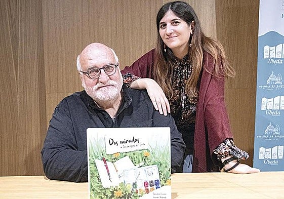 Sebastián Lozano junto a su hija e ilustradora del libro, Claudia Antonelli.