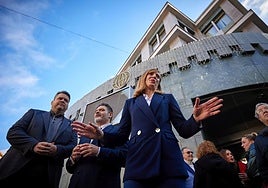 Imagen de archivo de la exalcaldesa, arropada por socialistas frente al Ayuntamiento.