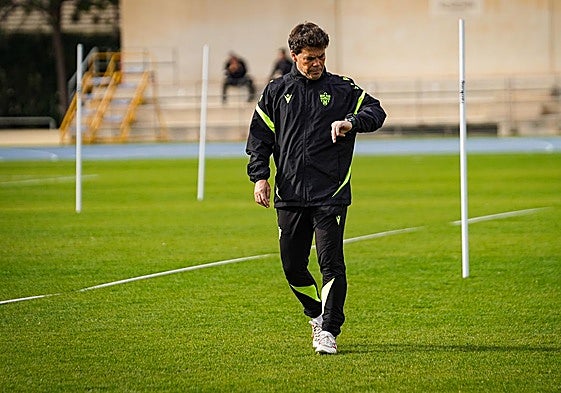 Rubi mirando el reloj durante el entrenamiento del pasado miércoles