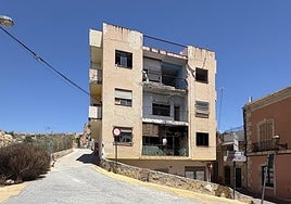 Bloque ubicado en la confluencia de las calles Hércules y Almanzor.