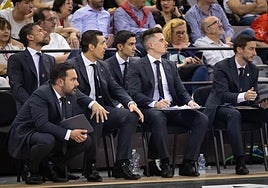 Alberto Fernández 'Zamo, a la izquierda agachado, en el banquillo del Covirán.