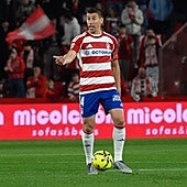 Rubén Alcaraz pide a un compañero que se acerque contra el Ceuta.