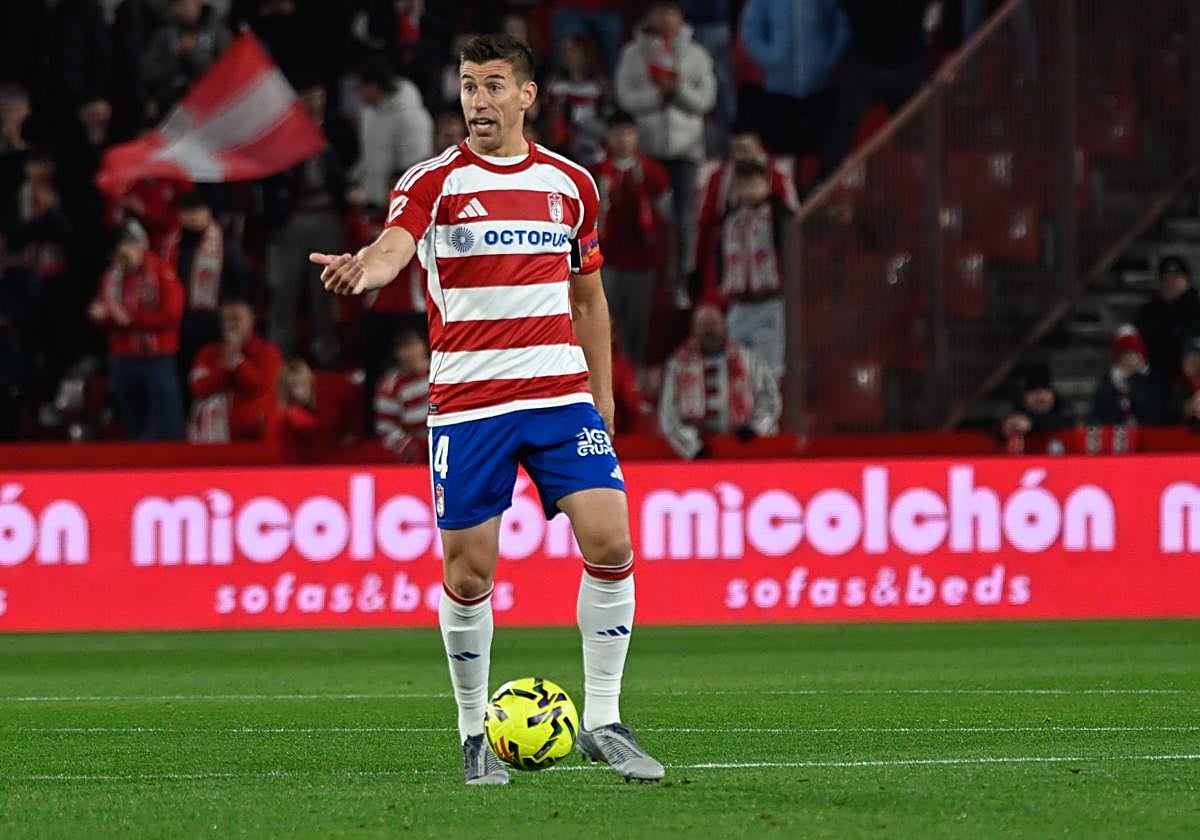 Rubén Alcaraz pide a un compañero que se acerque contra el Ceuta.