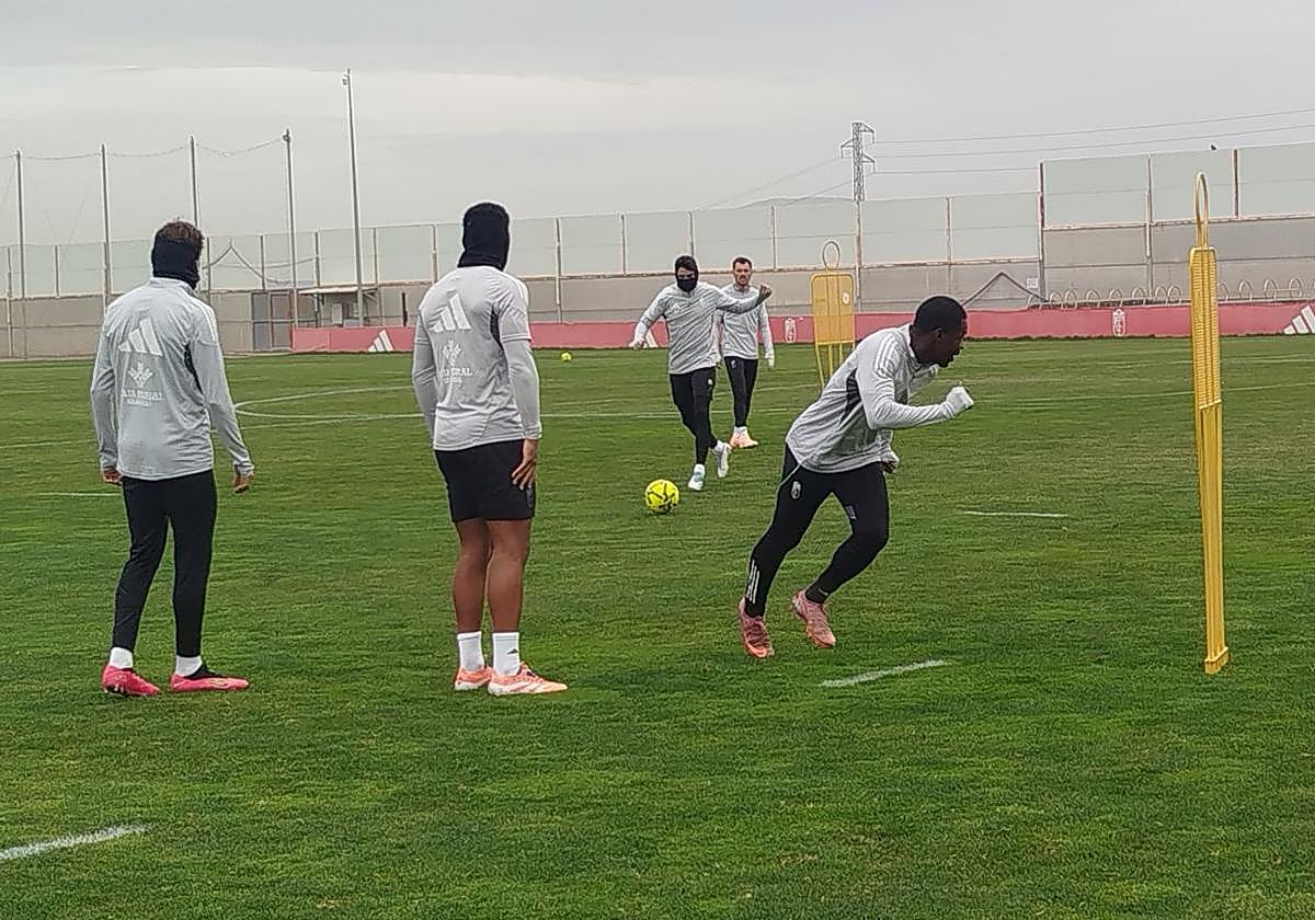 Sergio Ruiz, muy abrigado, da un pase durante un circuito con balón.